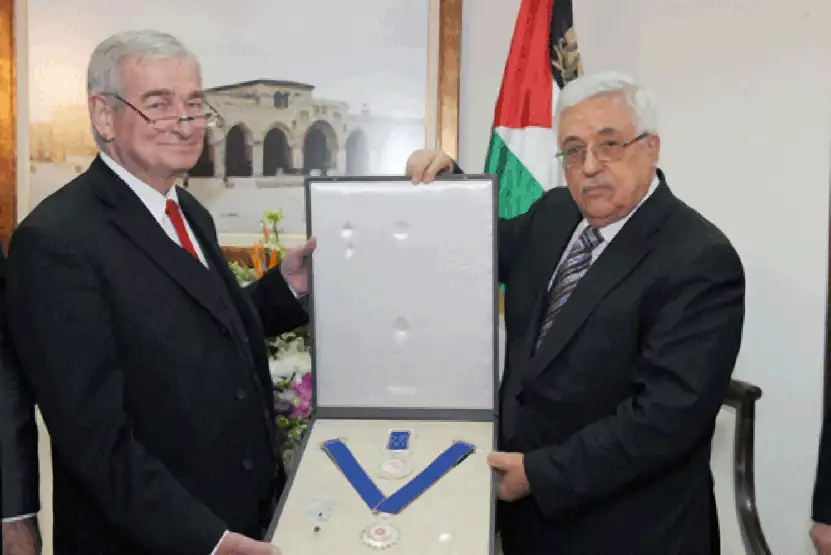 الرئيس، محمود عباس يقلد البروفيسور الألماني زينغفريد فوغل، وسام نجمة الاستحقاق والتميز