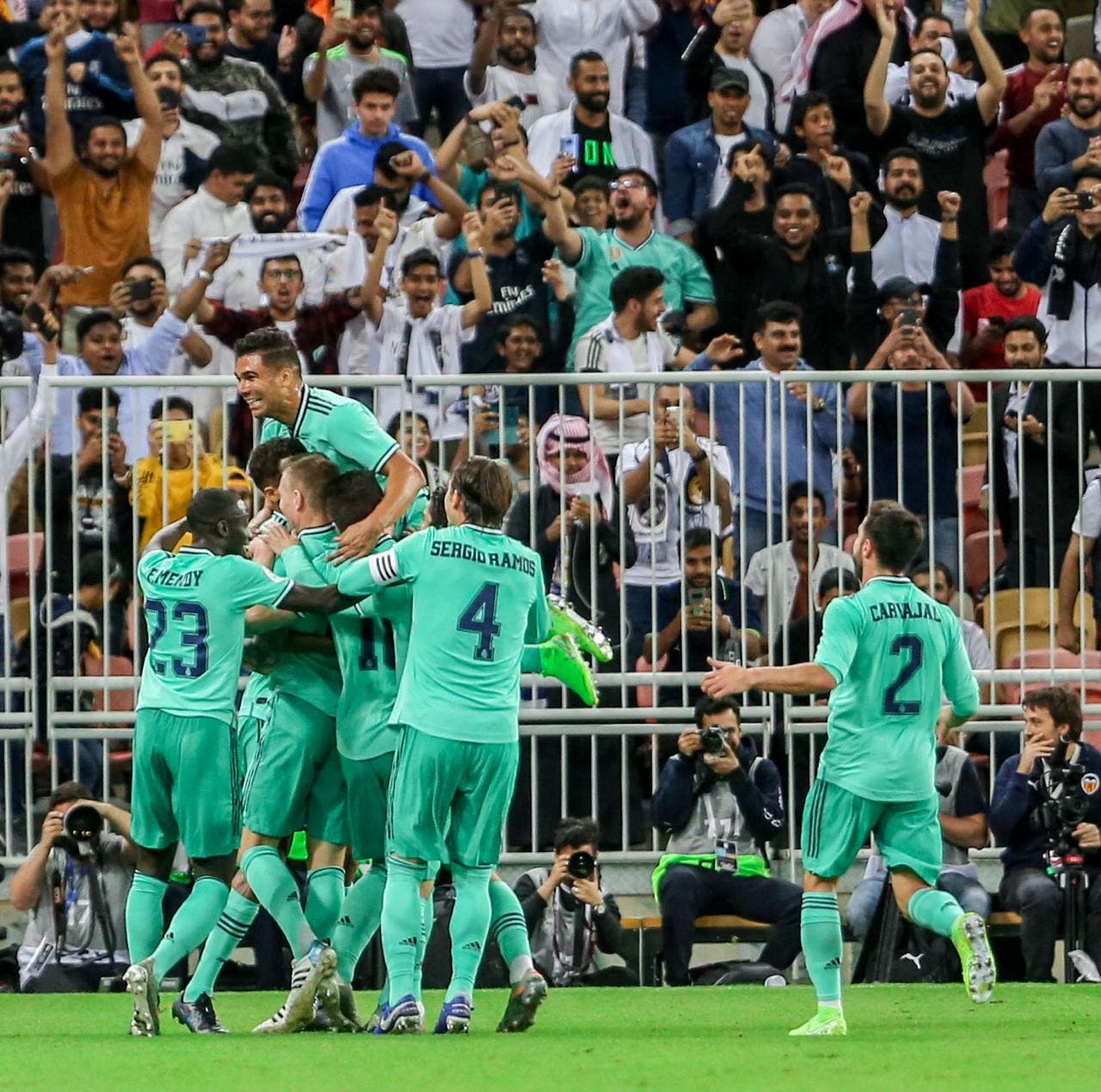 ريال مدريد يتأهل إلى نهائي السوبر بثلاثية في فالنسيا