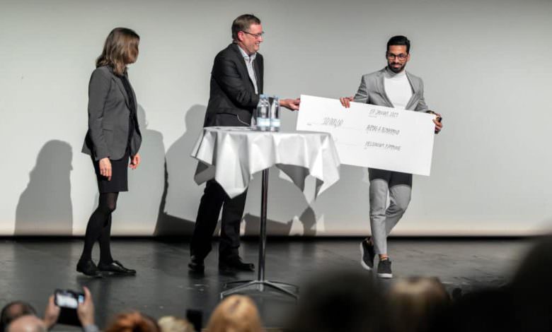 لاجئ من مخيم اليرموك ينال جائزة هامليت للموهوبين في الدانمارك