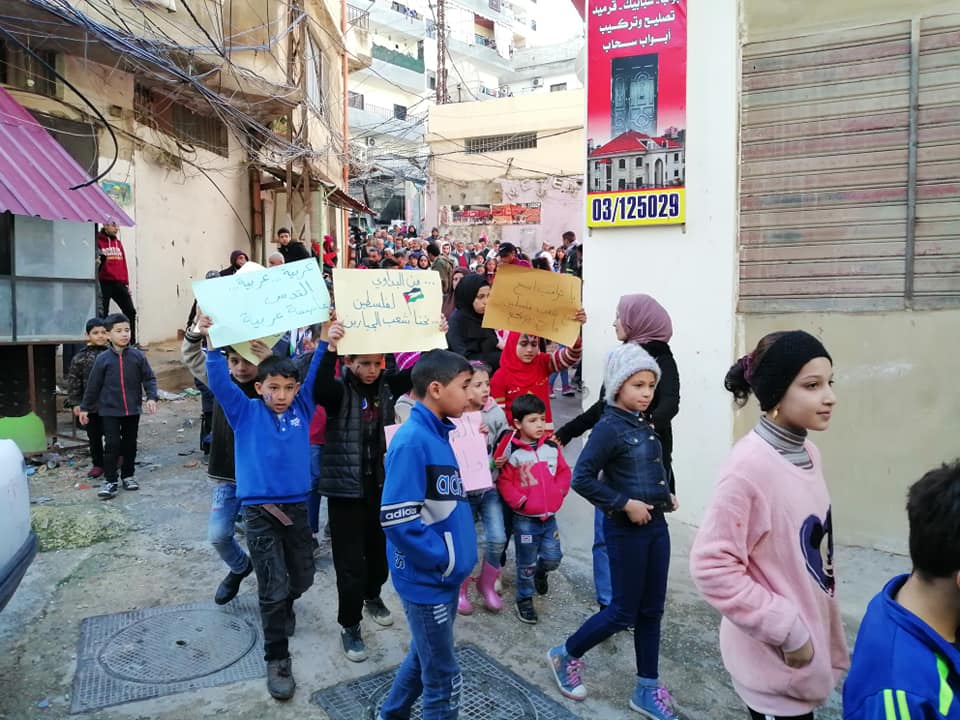 رفضا لصفقة القرن اقامت الفصائل الفلسطينية اضراب عام واعتصام جماهيري امام محطة سرحان في مخيم البداوي