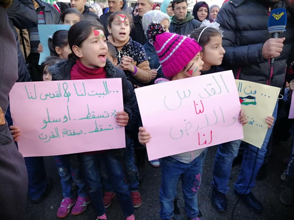 رفضا لصفقة القرن اقامت الفصائل الفلسطينية اضراب عام واعتصام جماهيري امام محطة سرحان في مخيم البداوي