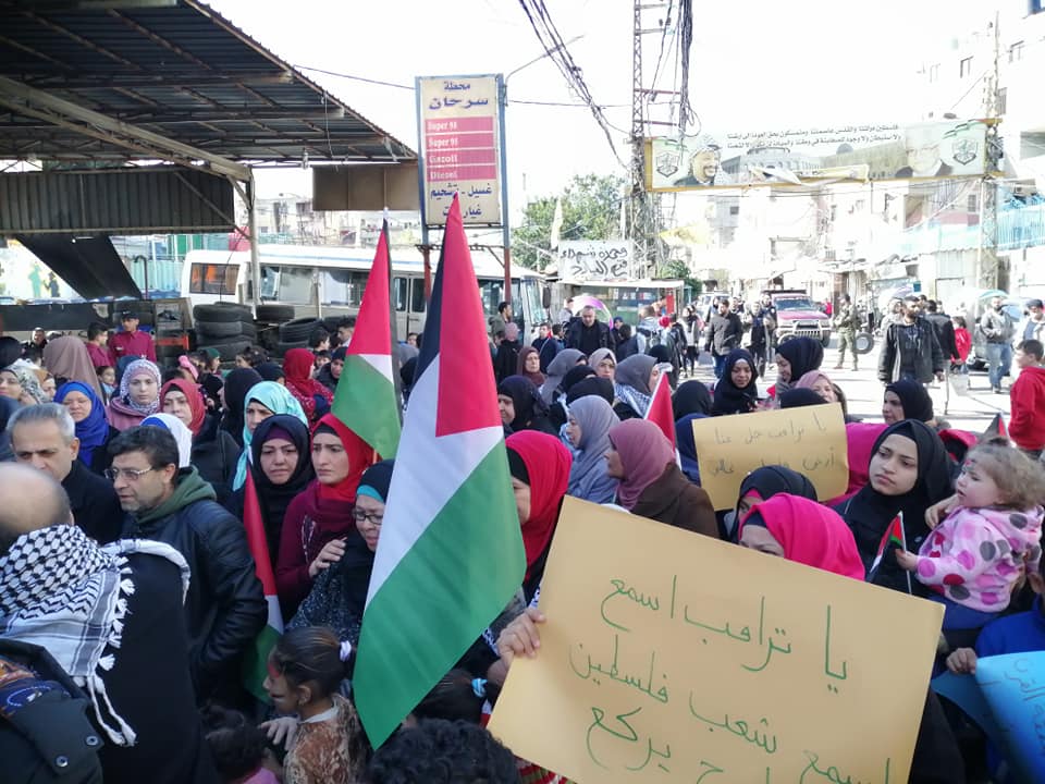 رفضا لصفقة القرن اقامت الفصائل الفلسطينية اضراب عام واعتصام جماهيري امام محطة سرحان في مخيم البداوي