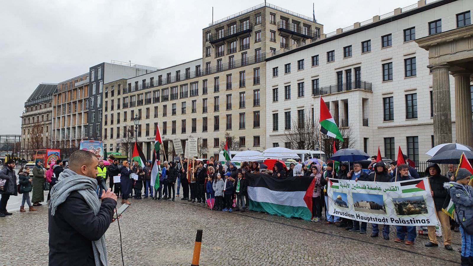 جماهير شعبنا في برلين يتظاهرون مجدداً .. مستنكرين إعلان ترامب الاستعماري وصفعة القرن ..