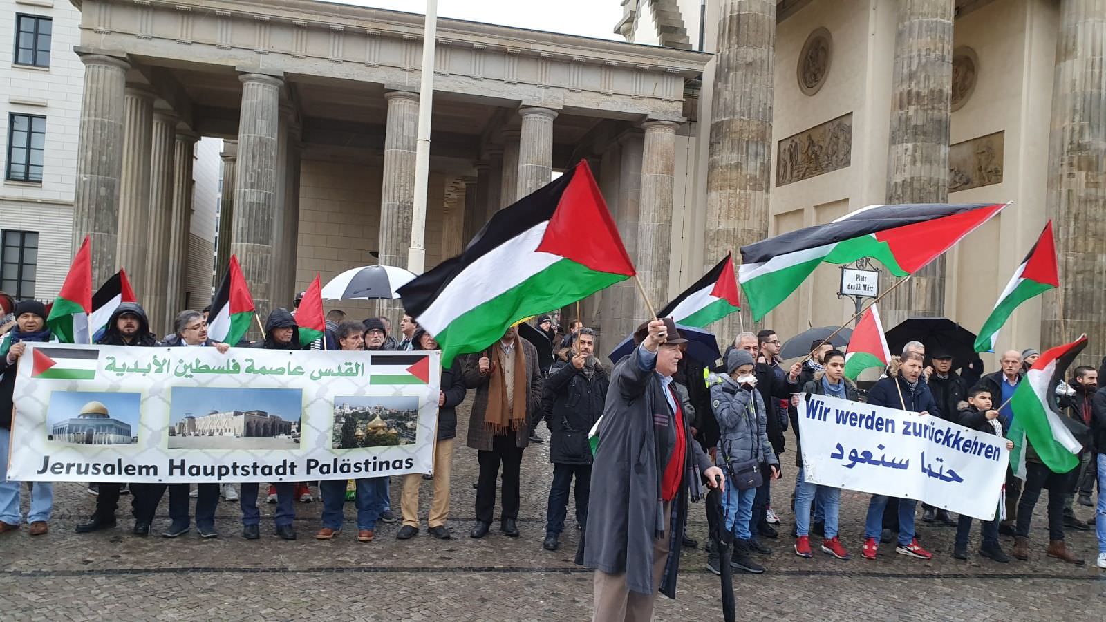 جماهير شعبنا في برلين يتظاهرون مجدداً .. مستنكرين إعلان ترامب الاستعماري وصفعة القرن ..