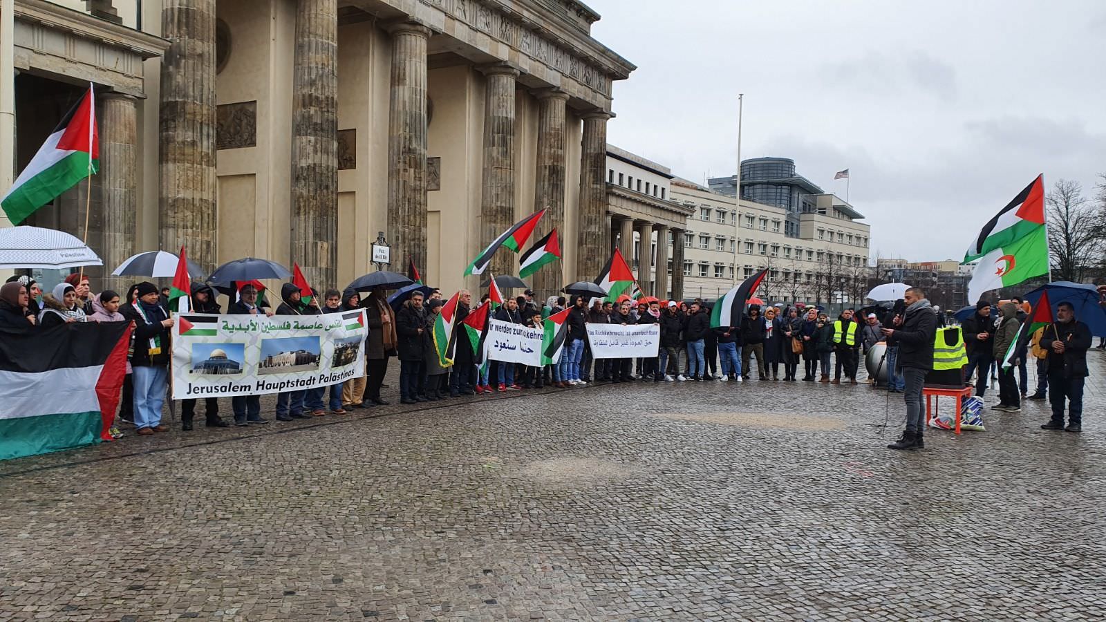 جماهير شعبنا في برلين يتظاهرون مجدداً .. مستنكرين إعلان ترامب الاستعماري وصفعة القرن ..