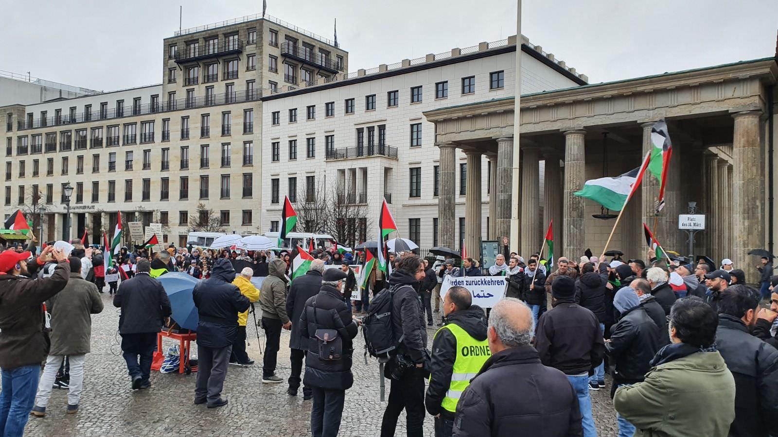 جماهير شعبنا في برلين يتظاهرون مجدداً .. مستنكرين إعلان ترامب الاستعماري وصفعة القرن ..