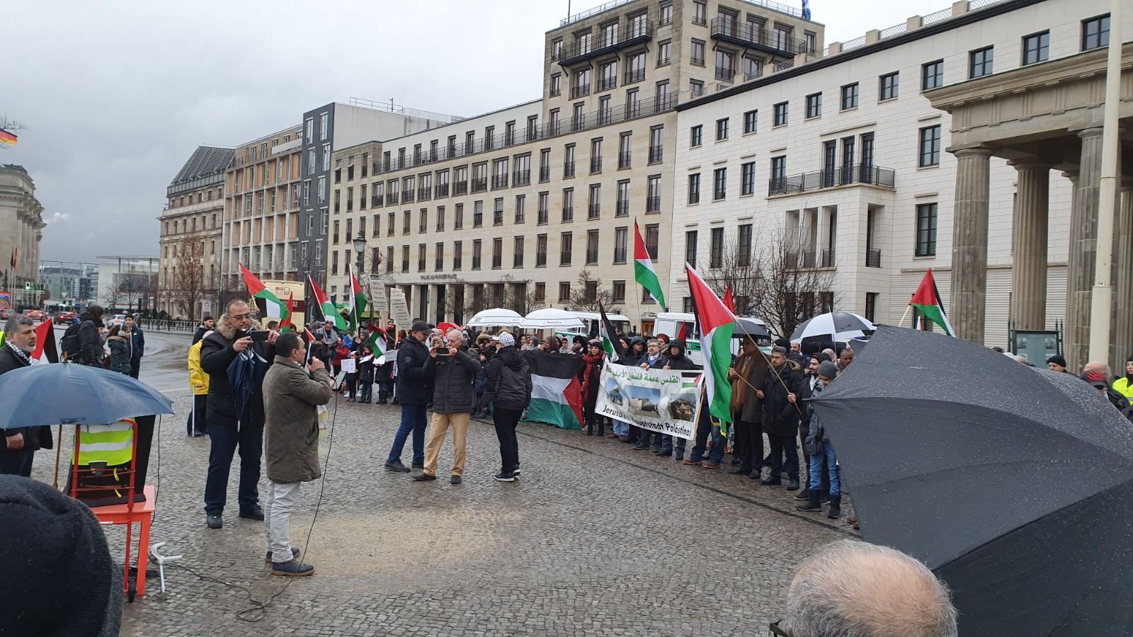 جماهير شعبنا في برلين يتظاهرون مجدداً .. مستنكرين إعلان ترامب الاستعماري وصفعة القرن ..