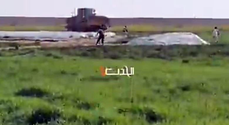 فيديو ..جرافة عسكرية للاحتلال و دبابة تقوم بسحب جثمان أحد الشهيدين اللذين استشهدا جنوب قطاع غزة