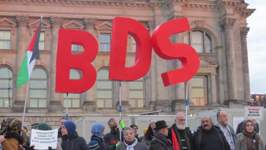 وقفة احتجاج على قرار تجريم مقاطعة الإحتلال في البرلمان الألماني بحق حركة المقاطعة BDS