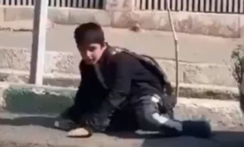 فيديو يدمي القلب.. طفل إيراني طاله كورونا فانهارت قواه