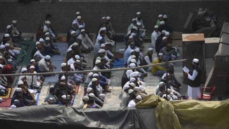 مسلمون يقيمون صلاة الجمعة الماضية على سطح مسجد بنيودلهي حرقه الهندوس خلال أعمال العنف التي مارسوها ضد المسلمين بالعاصمة