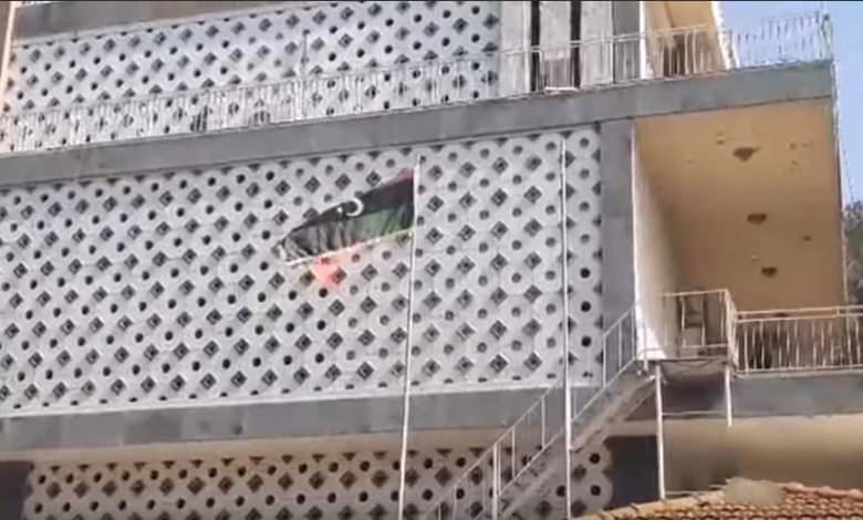 رفع العلم الليبي على مبنى السفارة الليبية في دمشق