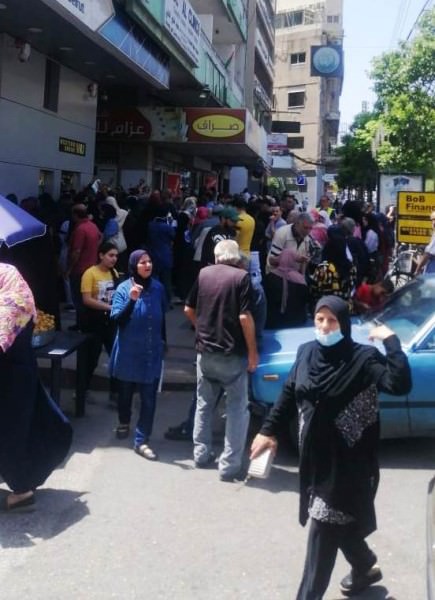 بالفيديو والصور || ازدحام شديد للفلسطينيين امام مكاتب سحب الاموال في صيدا وتذمر وغضب من الأونروا