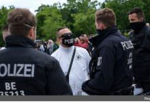 Photo of إصابات بين الشرطة في مواجهات مع المشاغبين في شتوتغارت الألمانية