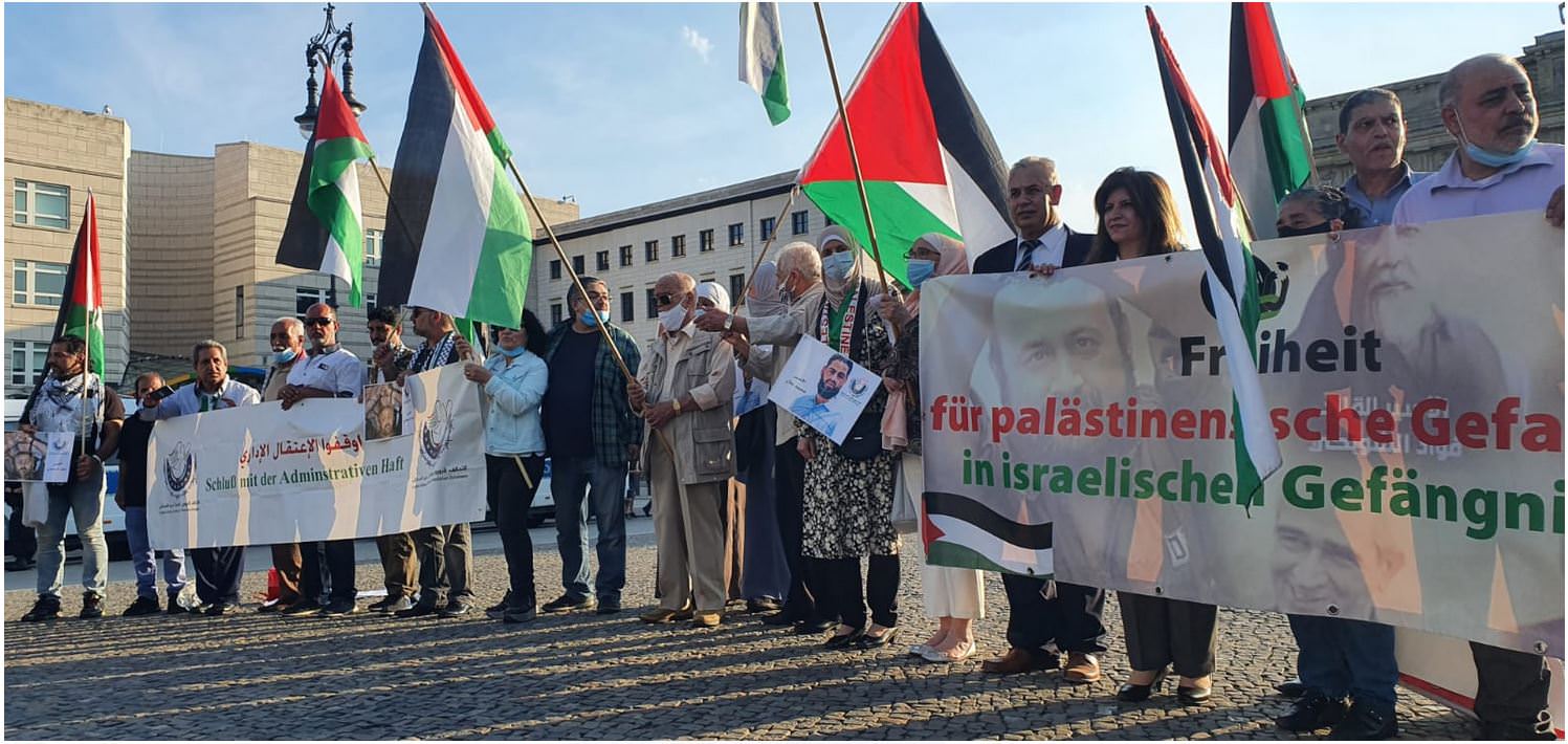 وقفة مساندة ودعم للأسرى البواسل أمام بوابة برلين التاريخية