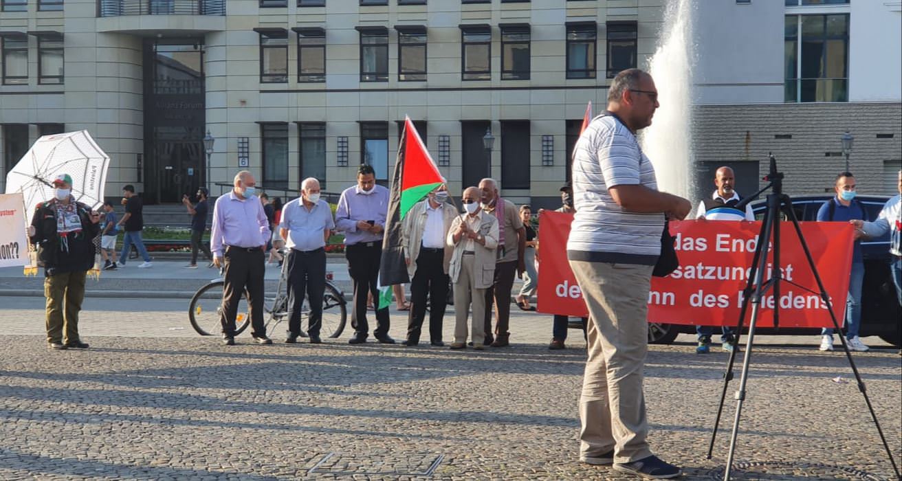 وقفة مساندة ودعم للأسرى البواسل أمام بوابة برلين التاريخية
