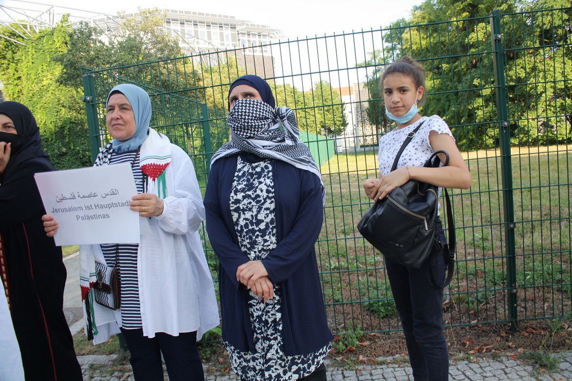 لجنة العمل الوطني الفلسطيني في برلين تنظم وقفة غضب ورفض وتنديد ضد خيانة الإمارات والتطبيع مع دولة الاحتلال