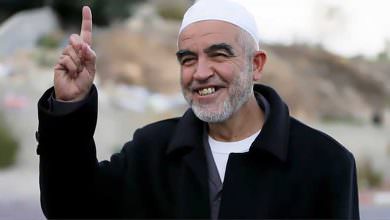 مئات الفلسطينيين يودعون الشيخ رائد صلاح قبيل نقله للسجون الإسرائيلية