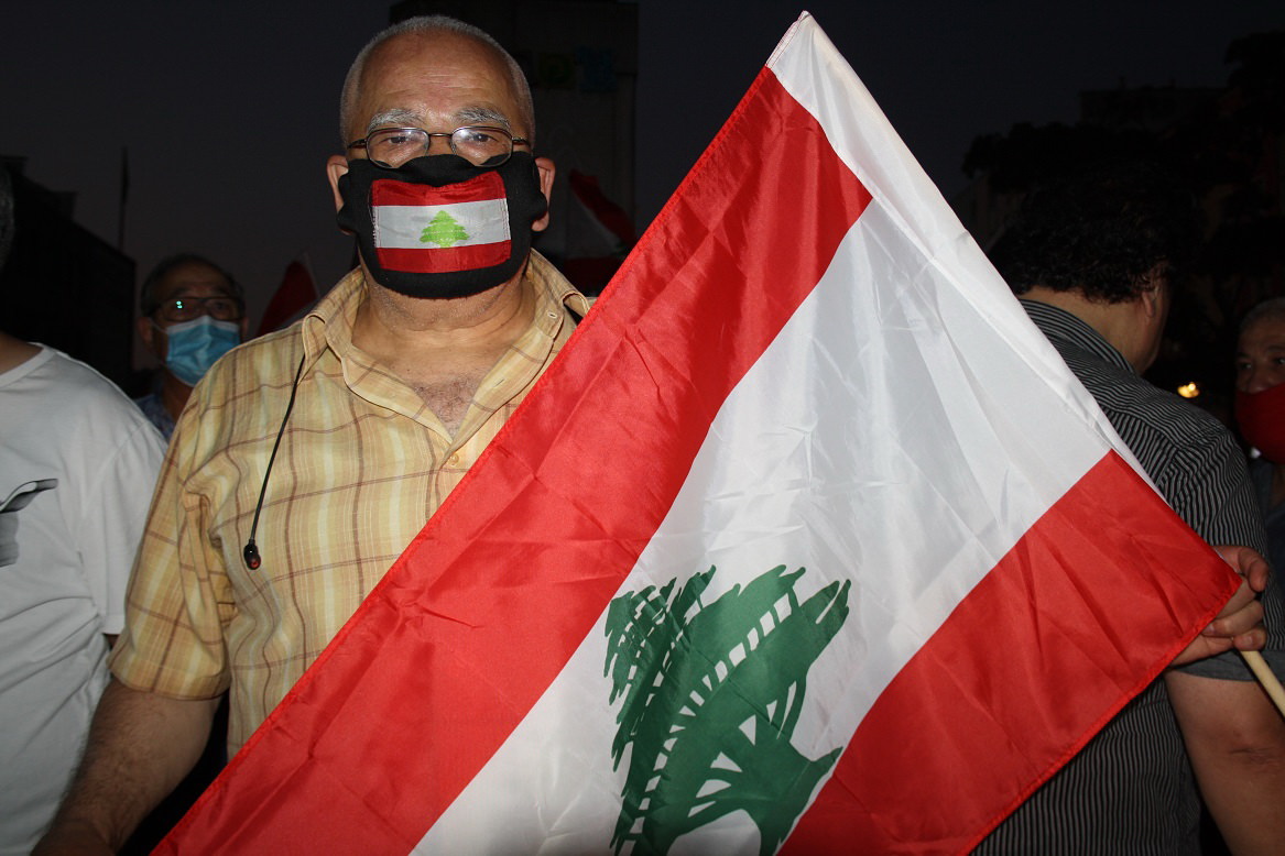 لجنة العمل الوطني الفلسطيني تقيم وقفة شموع تضامناً مع شهداء وجرحى انفجار العاصمة اللبنانية بيروت