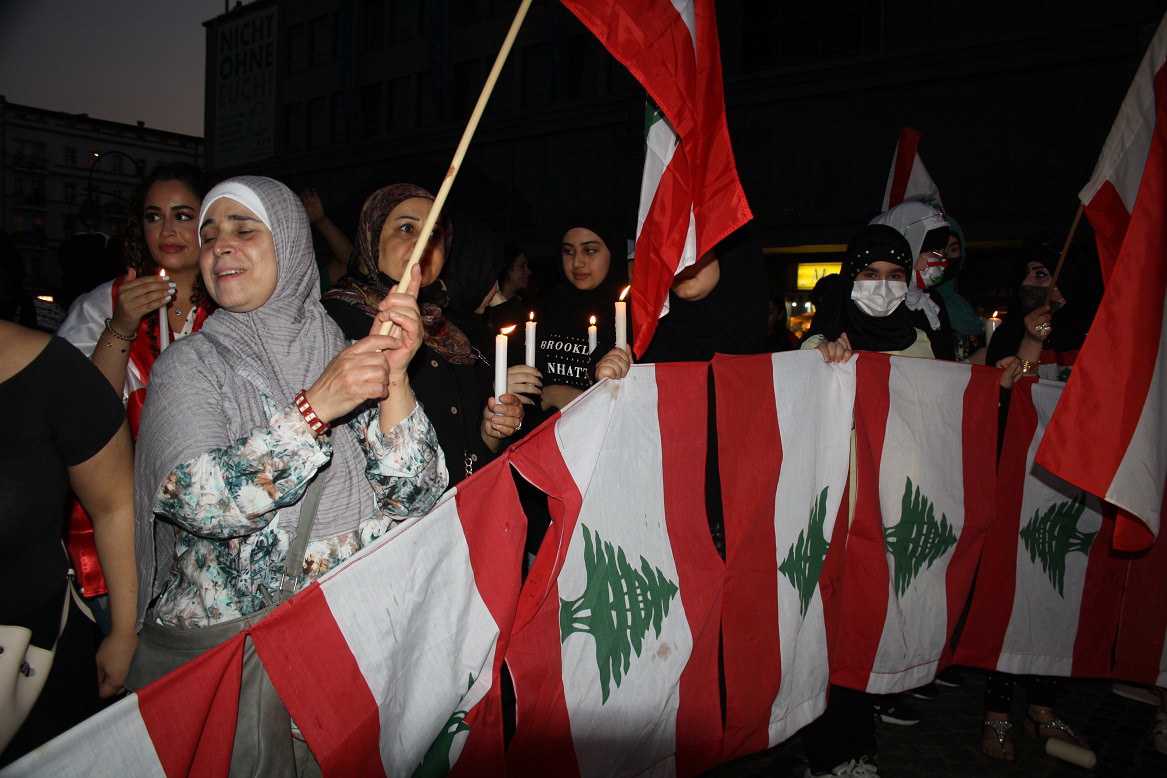 لجنة العمل الوطني الفلسطيني تقيم وقفة شموع تضامناً مع شهداء وجرحى انفجار العاصمة اللبنانية بيروت