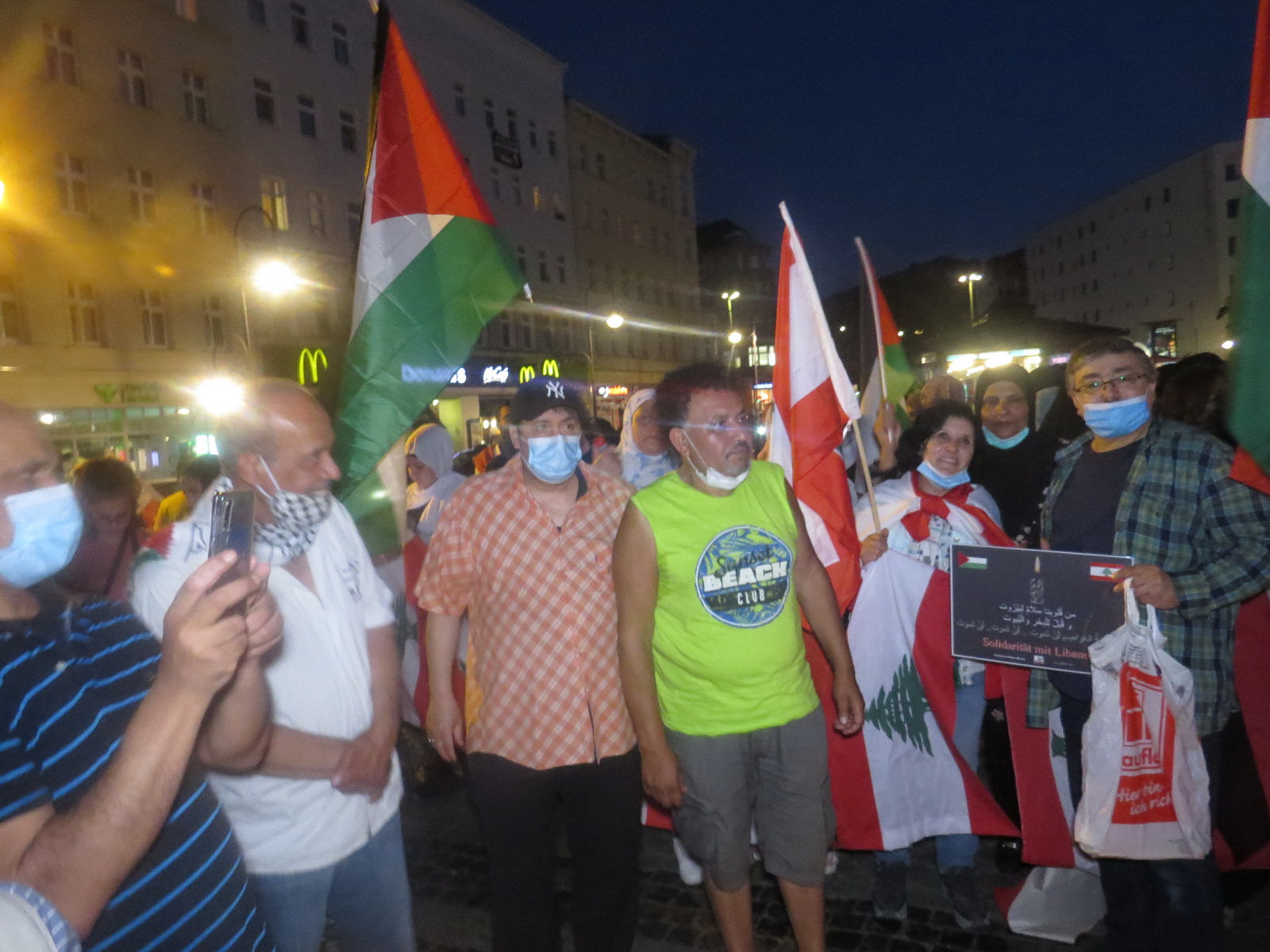 لجنة العمل الوطني الفلسطيني في برلين تقيم وقفة شموع تضامناً مع شهداء وجرحى انفجار العاصمة اللبنانية بيروت