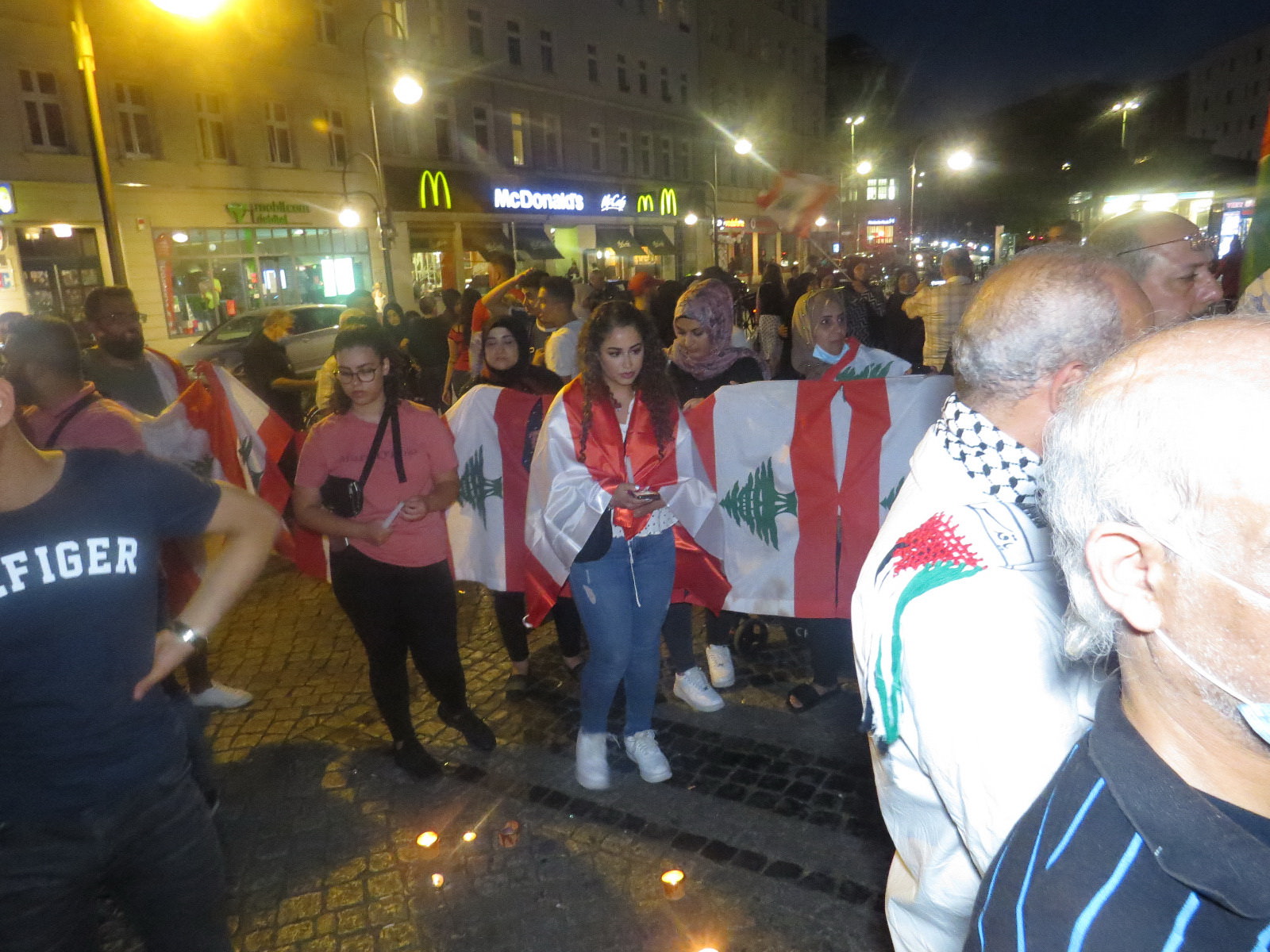 لجنة العمل الوطني الفلسطيني في برلين تقيم وقفة شموع تضامناً مع شهداء وجرحى انفجار العاصمة اللبنانية بيروت