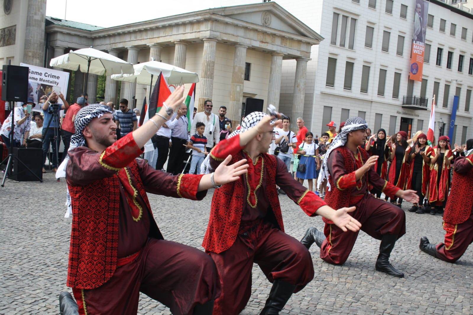 دبكة شعبية في وسط العاصمة الالمانية برلين