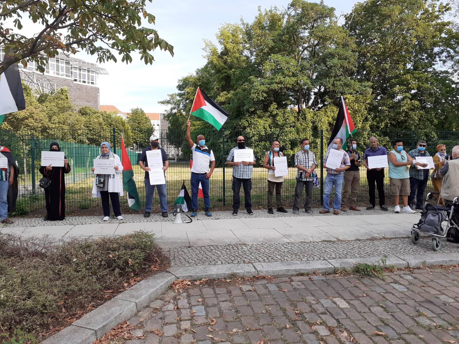 أمام مبنى السفارة الإماراتية في برلين.. وقفة تضامنية مع فلسطين تنديدًا بالتطبيع الإماراتي