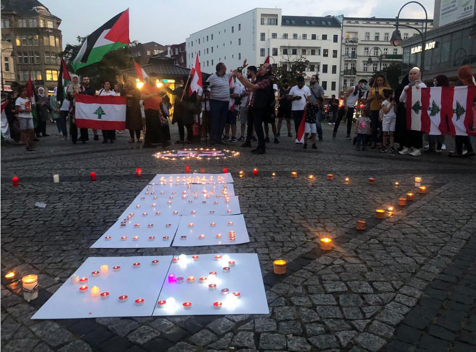 وقفة تضامنية وإضاءة الشموع في قلب برلين .. مساندة للشقيقة لبنان في محنتها .. وتحية لأرواح الشهداء