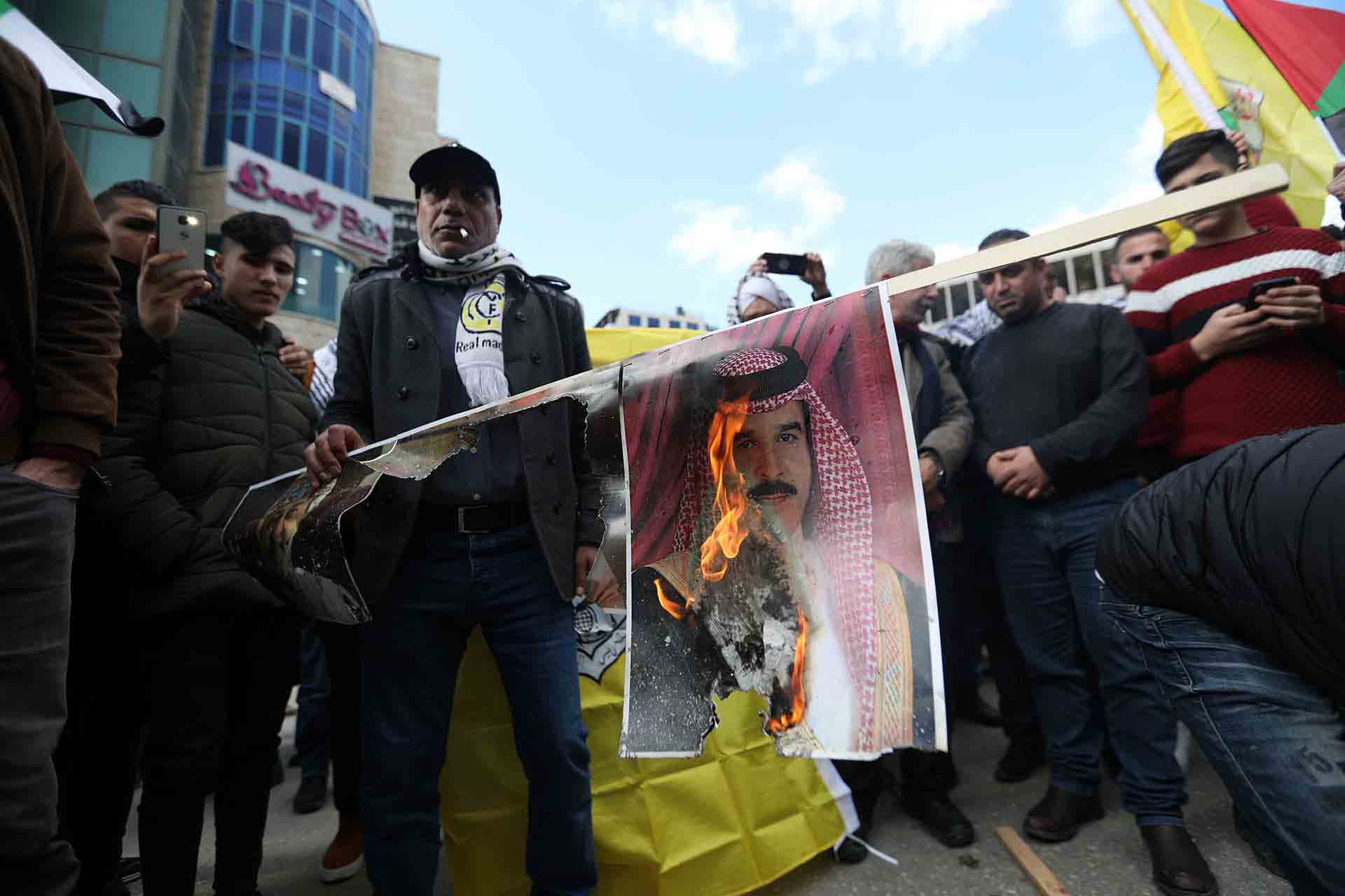 منظمة التحرير اعتبرتها طعنة غادرة.. البحرين تنضم للإمارات وتعلن تطبيع علاقاتها مع إسرائيل