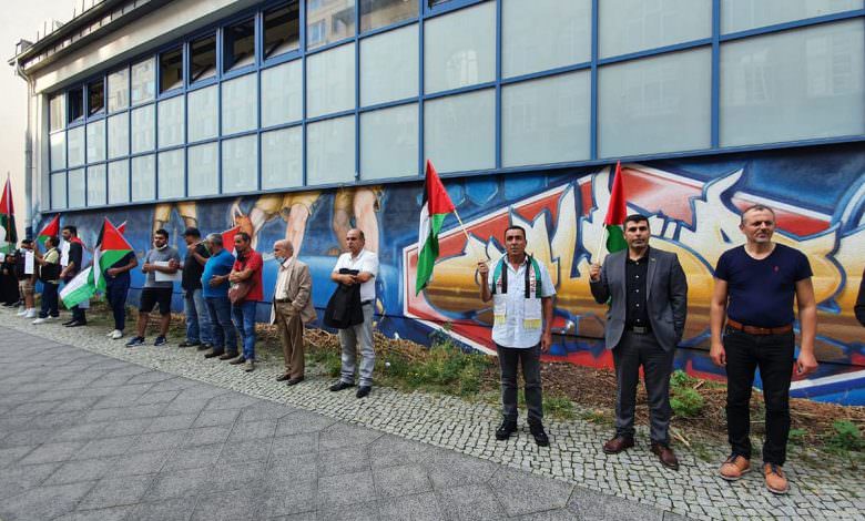 وقفة جماهيرية في العاصمة الألمانية برلين أمام مقر بعثة الجامعة العربية