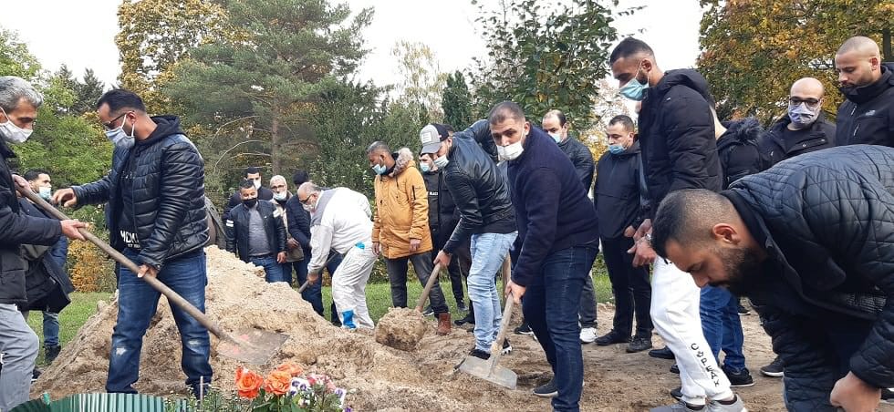تشييع جنازة الطفلة مريم حسان زيد ابنة مخيم البداوي إلى مثواها الأخير في برلين