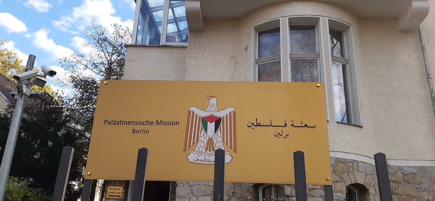 مسؤولون ألمان وسفراء يقدمون واجب العزاء بوفاة عريقات في سفارة فلسطين ببرلين