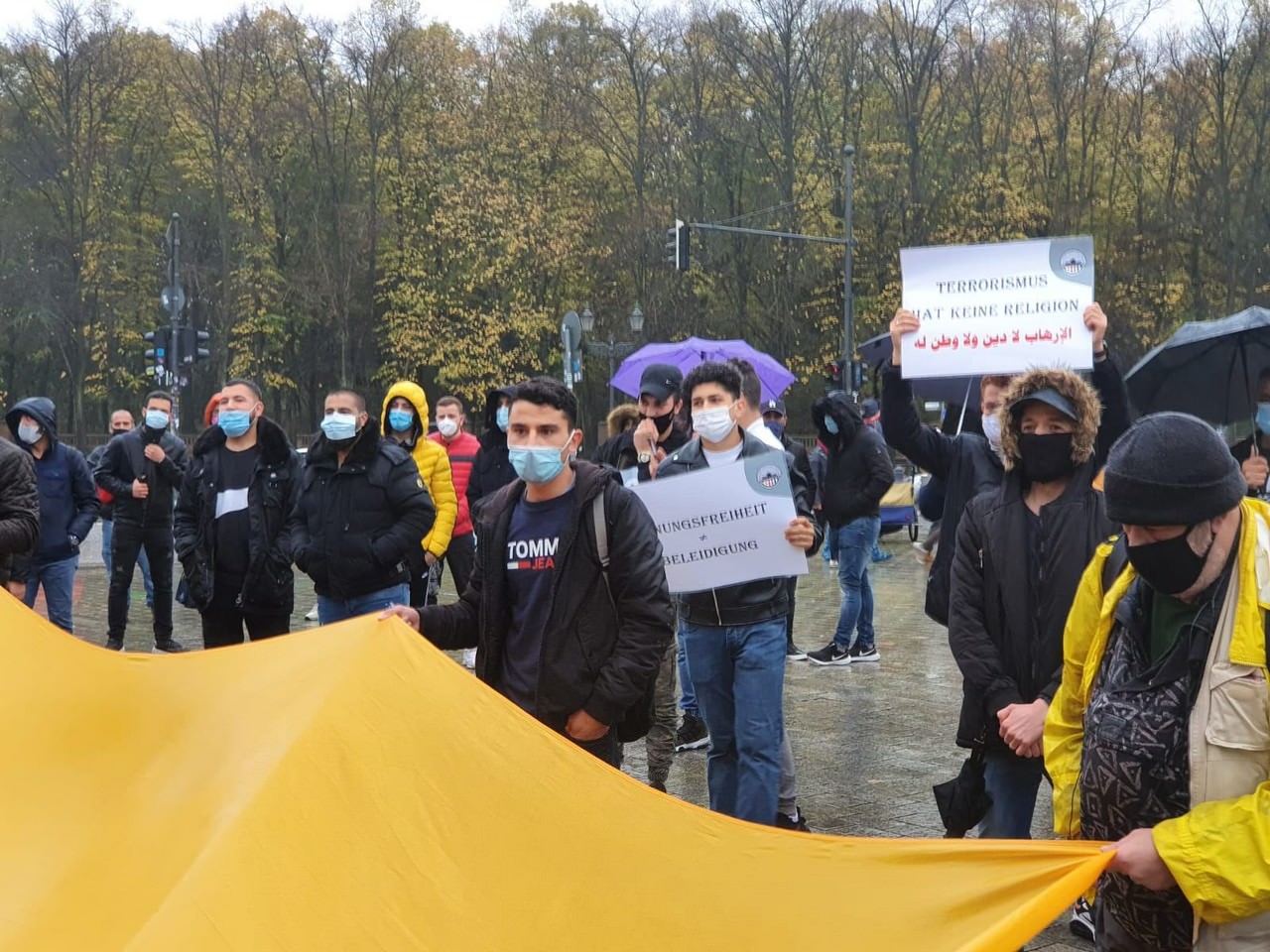 وقفة إحتجاجيّة أمام السّفارة الفرنسيّة في برلين احتجاجاً على تصريحات الرّئيس إيمانويل ماكرون