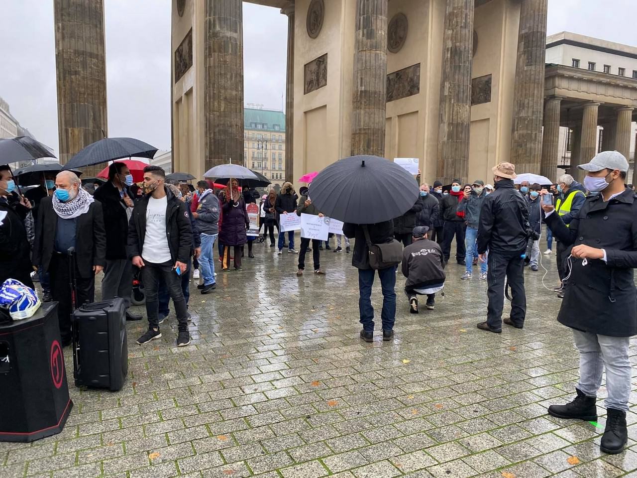 وقفة إحتجاجيّة أمام السّفارة الفرنسيّة في برلين احتجاجاً على تصريحات الرّئيس إيمانويل ماكرون