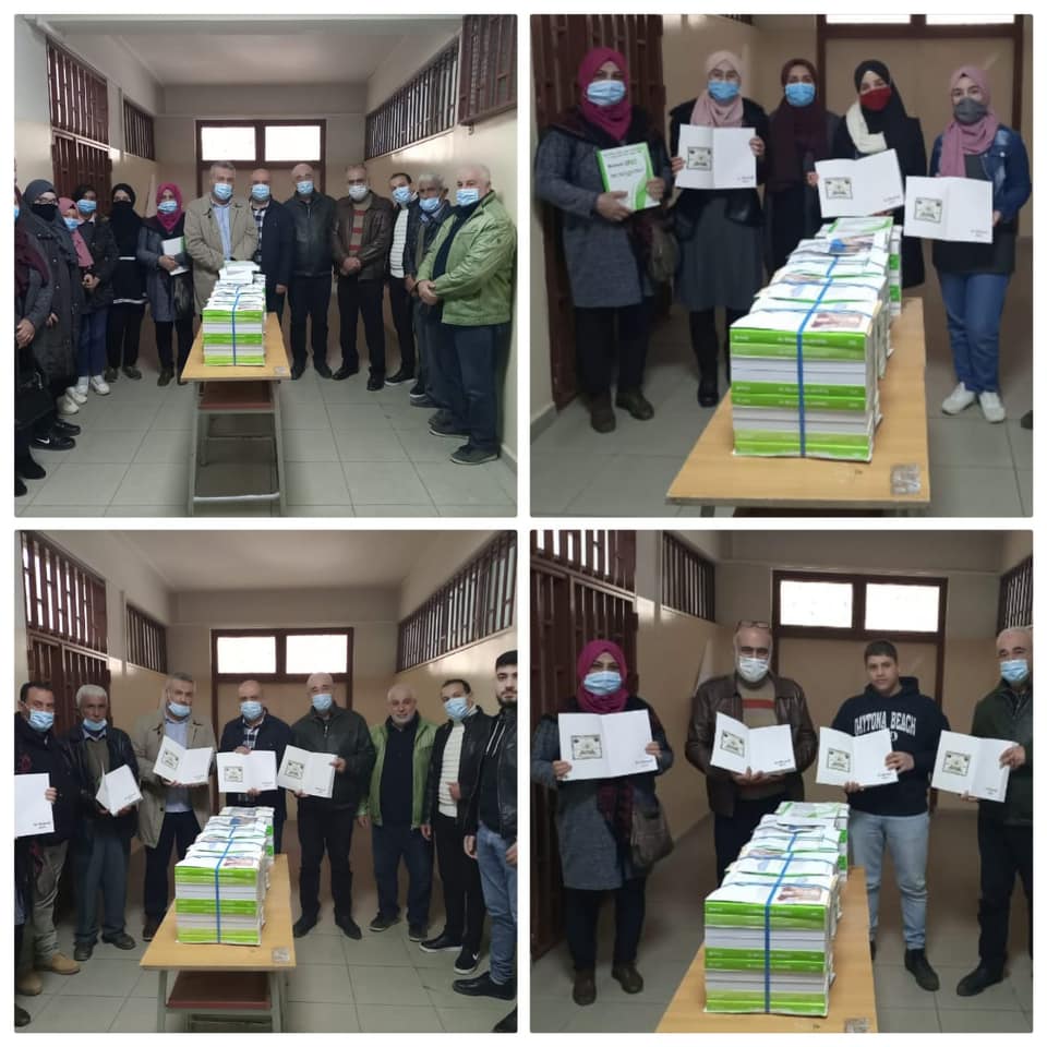 المكتب الطلابي الحركي يوزع كتاب الدليل الشامل لطلبة الشهادات المتوسطة في مدارس البداوي