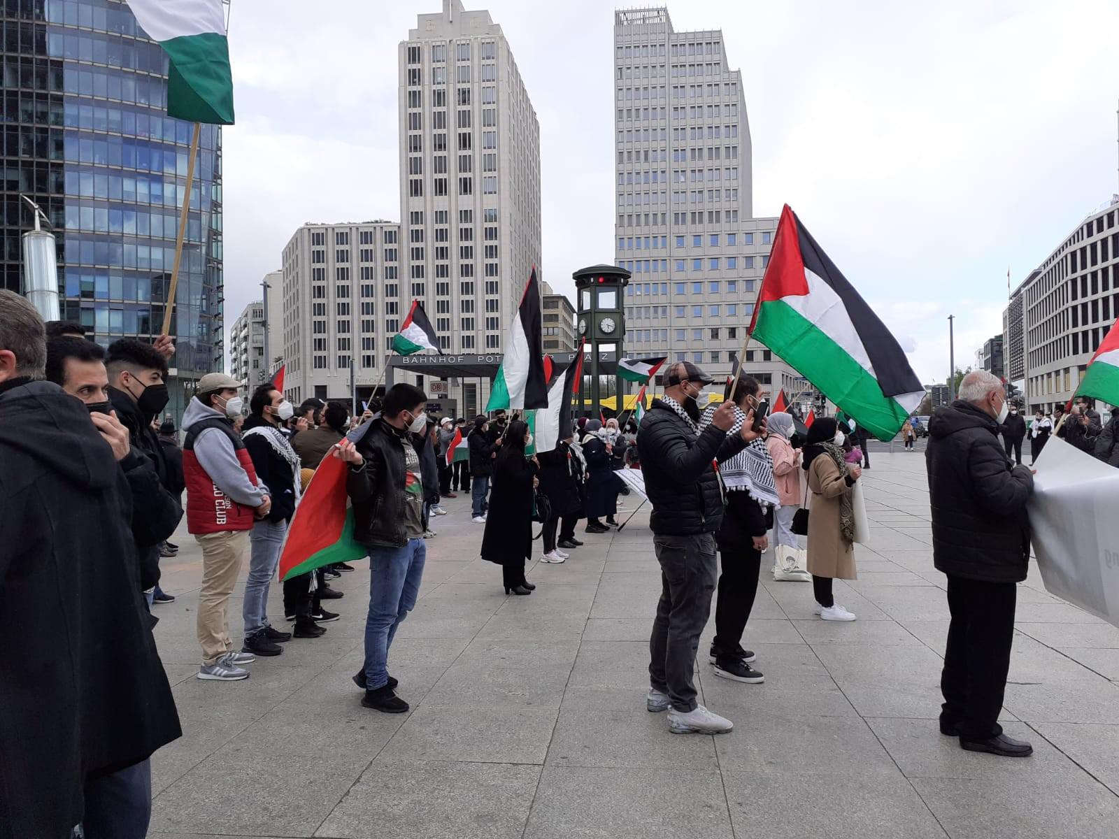 بالصور برلين || لجنة العمل الوطني الفلسطيني تنظم وقفة اسناد دعمًا لأبناء شعبنا في القدس المحتلة