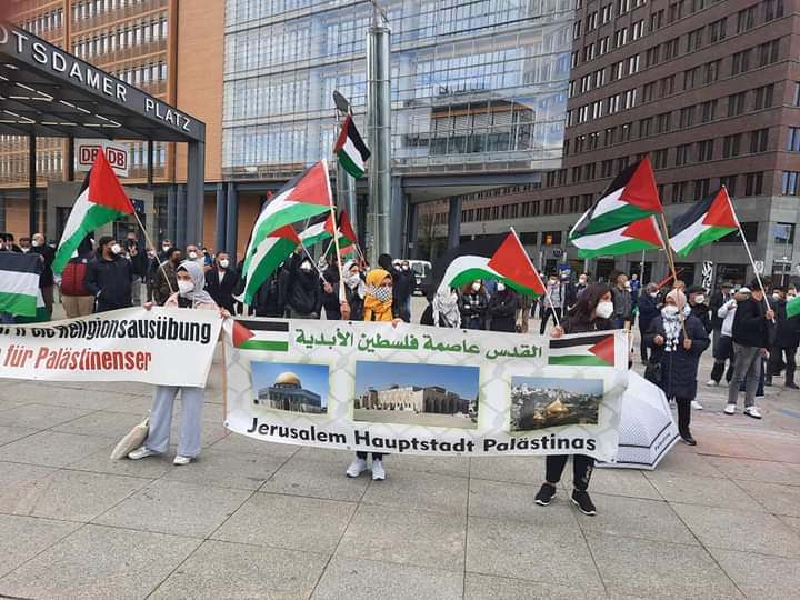بالصور برلين || لجنة العمل الوطني الفلسطيني تنظم وقفة اسناد دعمًا لأبناء شعبنا في القدس المحتلة