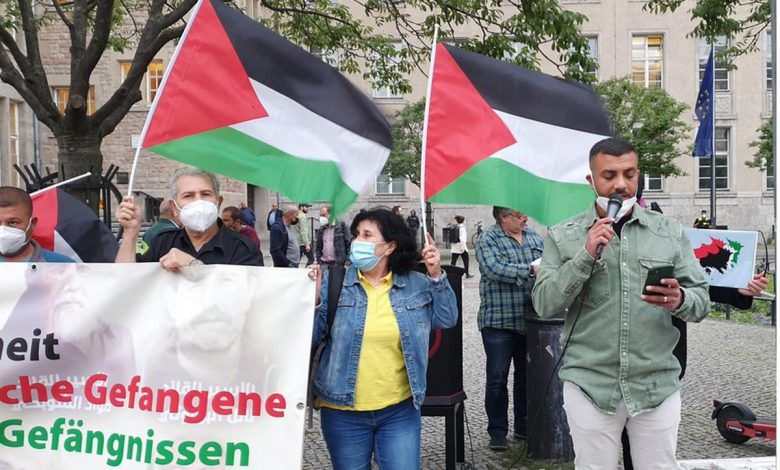 وقفة جماهيرية في برلين .. للمطالبة بإطلاق سراح الأسرى الفلسطينيين ووقف الإعتقال الإداري