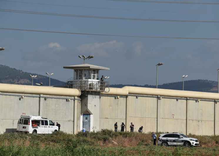 6 أسرى فلسطينيين ينجحون في الهروب من سجن إسرائيلي عبر نفق
