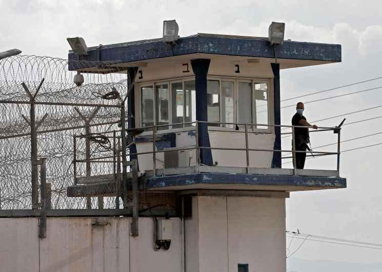 6 أسرى فلسطينيين ينجحون في الهروب من سجن إسرائيلي عبر نفق