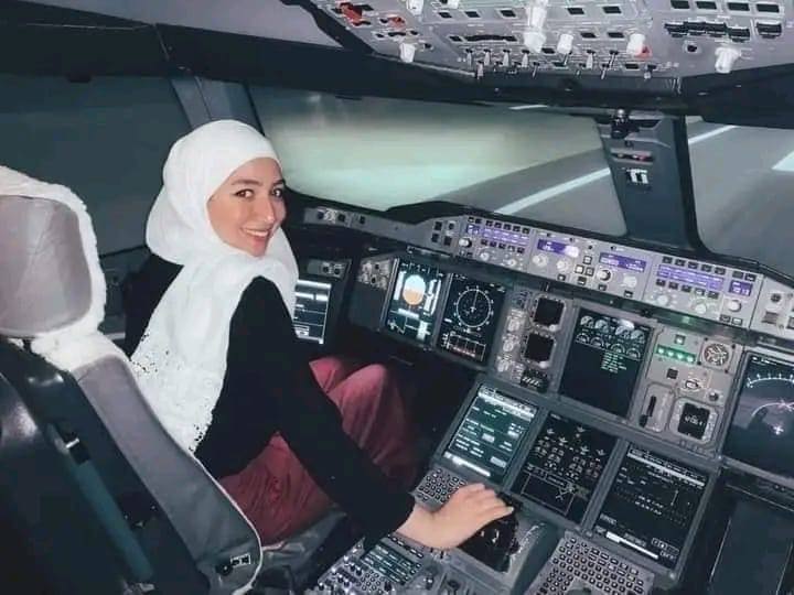 الطيارة السورية مايا غزال تقود طائرة على متنها الممثل الأميركي توم كروز