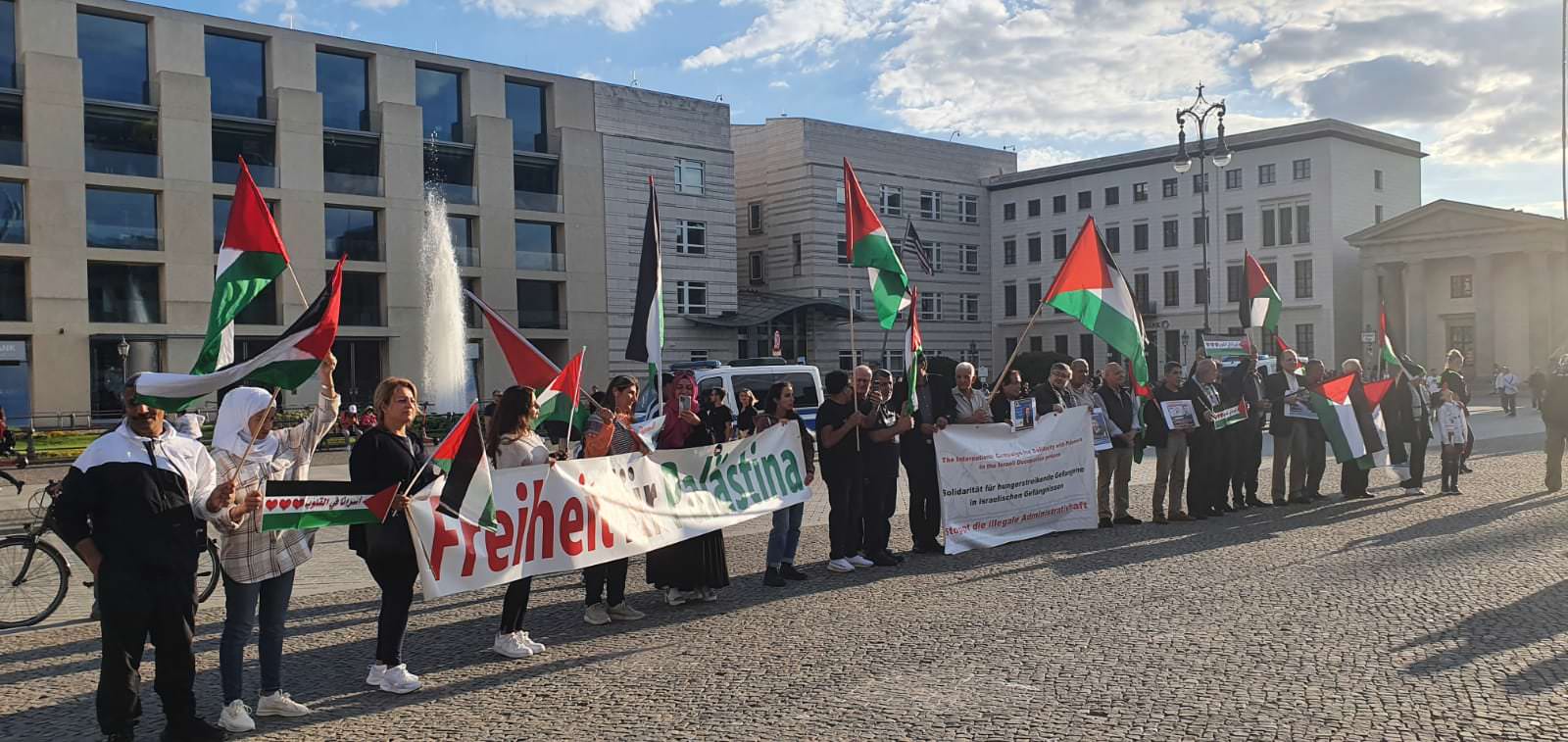 وقفة جماهيرية في برلين .. للمطالبة بإطلاق سراح الأسرى الفلسطينيين ووقف الإعتقال الإداري