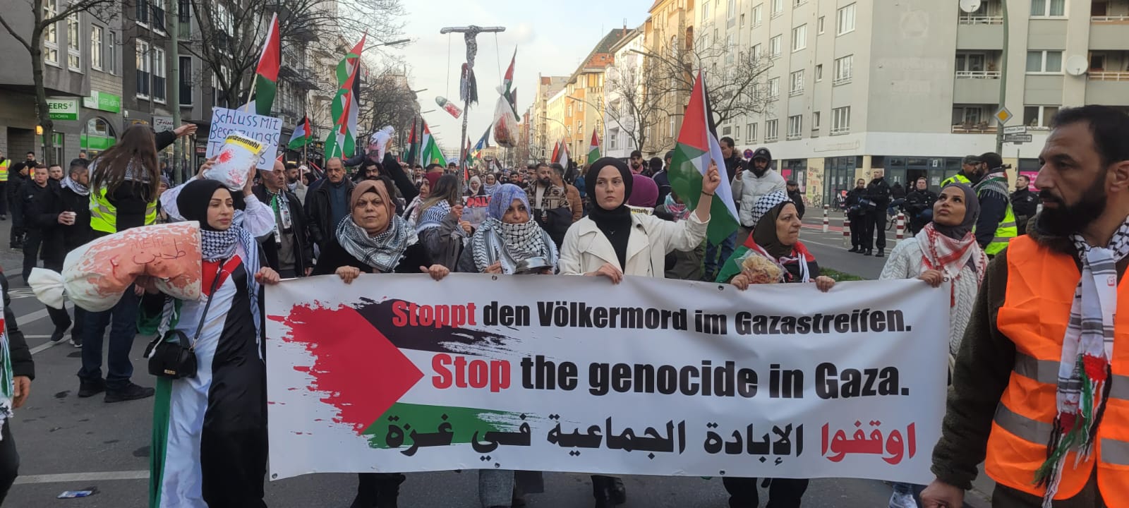مسيرة جماهيرية حاشدة تنديدا بالمجازر البشعة و الإبادة الجماعية على قطاع غزة