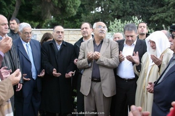 الشعبية تضع إكليلأً على أضرحة الشهداء في مقبرة شهداء فلسطين ببيروت