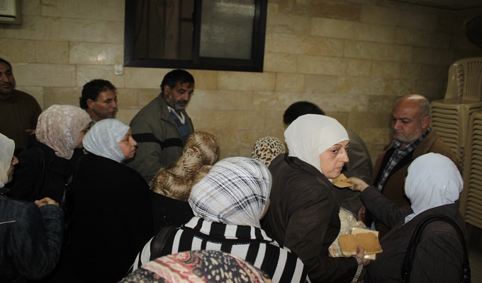 لجنة متابعة المهجرين من سوريا تقدم مساعدات لهم في عين الحلوة
