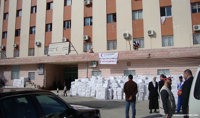 توزيع مساعدات في عين الحلوة للنازحين الفلسطينيين من سوريا