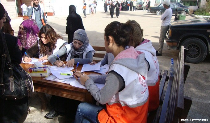 توزيع مساعدات في عين الحلوة للنازحين الفلسطينيين من سوريا