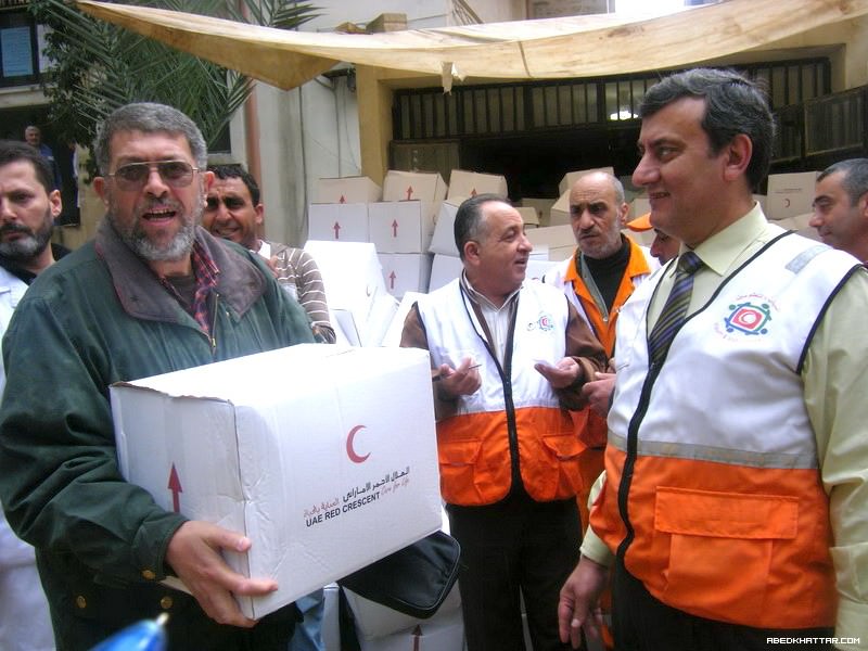 الهلال الاحمر الاماراتي يقدم مساعدات غذائية واغطية للنازحين الفلسطينيين من مخيمات سوريا في مخيم البداوي