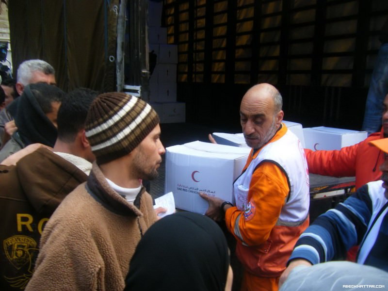 الهلال الاحمر الاماراتي يقدم مساعدات غذائية واغطية للنازحين الفلسطينيين من مخيمات سوريا في مخيم البداوي